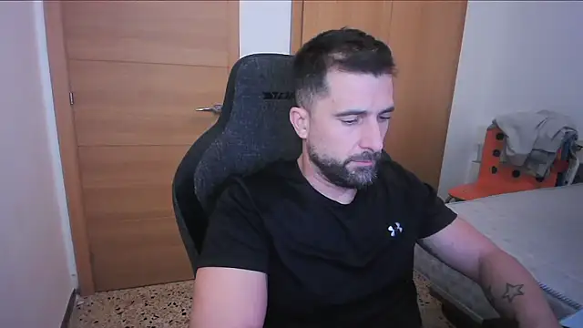 Snapshot of alex877x chatting on October 16, 6:36 am alex877x online show from October 16, 6:36 am