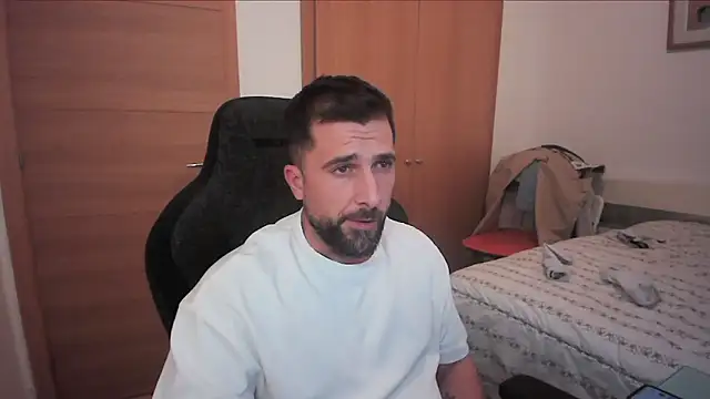 Snapshot of alex877x chatting on October 18, 9:37 pm alex877x online show from October 18, 9:37 pm