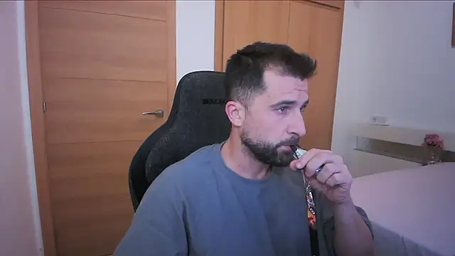 Snapshot of alex877x chatting on October 19, 5:46 pm alex877x online show from October 19, 5:46 pm