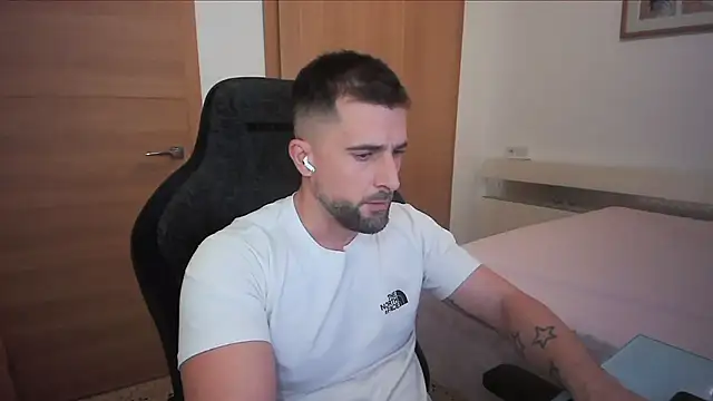 Snapshot of alex877x chatting on October 24, 4:03 pm alex877x online show from October 24, 4:03 pm