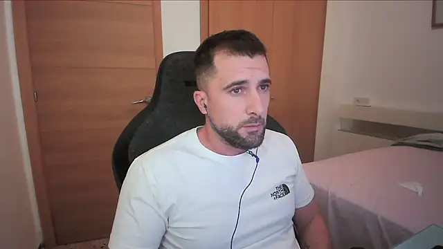 Snapshot of alex877x chatting on October 28, 10:41 am alex877x online show from October 28, 10:41 am