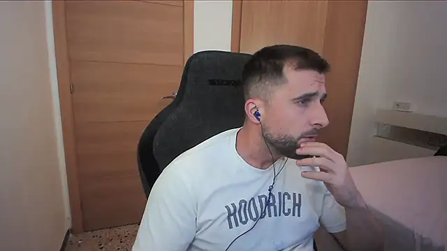 Snapshot of alex877x chatting on October 28, 10:45 pm alex877x online show from October 28, 10:45 pm