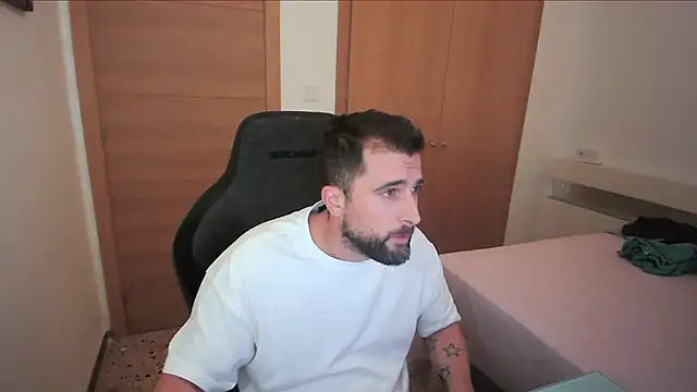 Snapshot of alex877x chatting on November 13, 10:41 pm alex877x online show from November 13, 10:41 pm