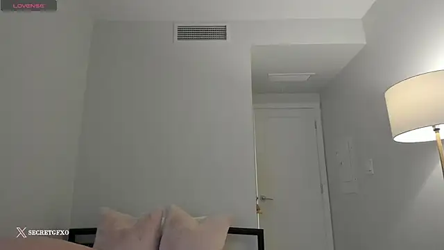 Snapshot of secretgirlfriendxo chatting on February 6, 6:29 am secretgirlfriendxo online show from February 6, 6:29 am