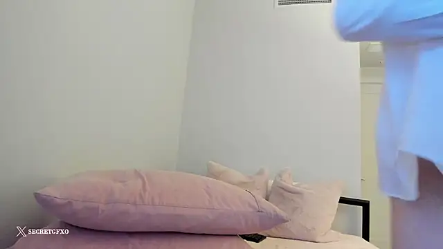 Snapshot of secretgirlfriendxo chatting on February 9, 7:27 am secretgirlfriendxo online show from February 9, 7:27 am