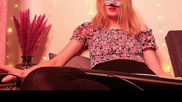 SecretAnni online show from January 8, 2:25 pm