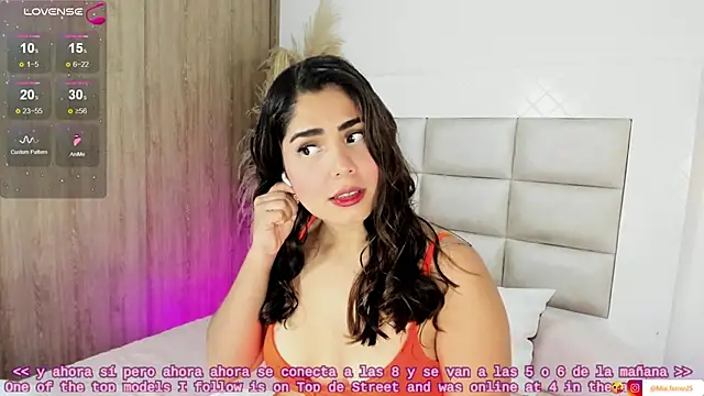 Snapshot of Goddess_mia2 chatting on October 20, 10:54 pm Goddess mia2 online show from October 20, 10:54 pm