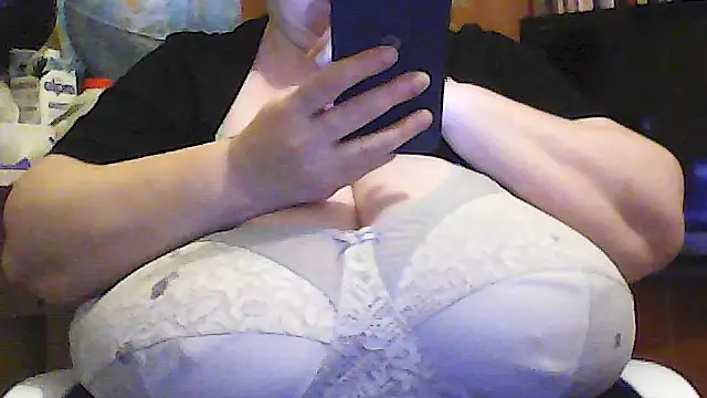 Nataliesbestjuggs online show from June 10, 9:14 pm
