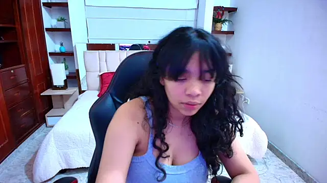 laureentt  online show from December 28, 3:26 am