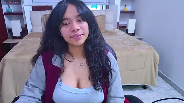 Snapshot of laureentt_ chatting on September 27, 3:11 am laureentt  online show from September 27, 3:11 am