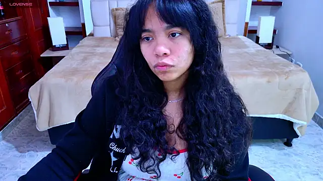 Snapshot of laureentt_ chatting on October 9, 3:04 am laureentt  online show from October 9, 3:04 am