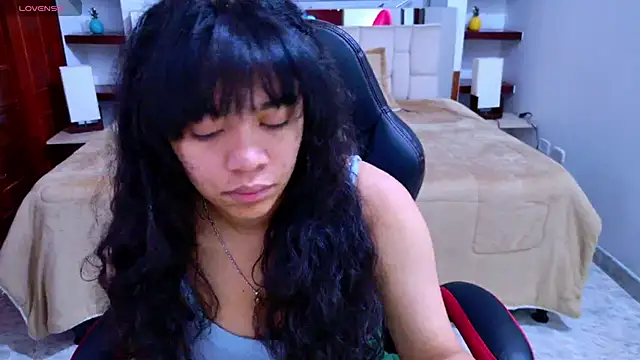 Snapshot of laureentt_ chatting on October 11, 3:06 am laureentt  online show from October 11, 3:06 am