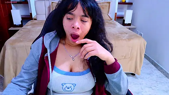 Snapshot of laureentt_ chatting on October 15, 3:28 am laureentt  online show from October 15, 3:28 am