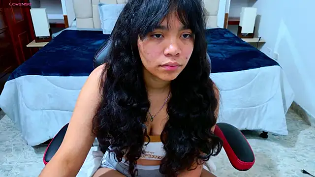 Snapshot of laureentt_ chatting on October 18, 7:36 pm laureentt  online show from October 18, 7:36 pm