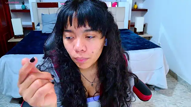 Snapshot of laureentt_ chatting on October 25, 3:03 am laureentt  online show from October 25, 3:03 am