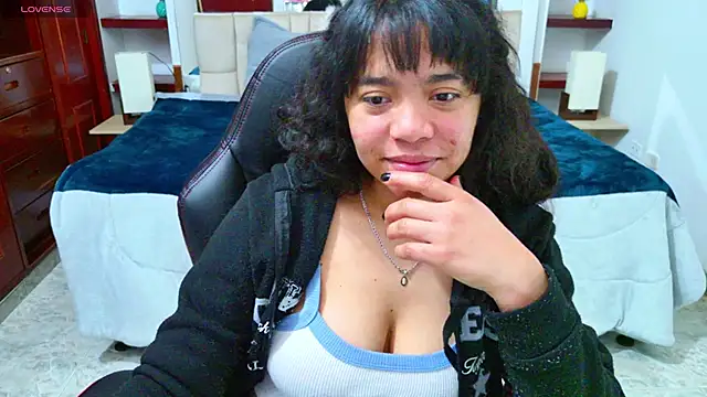 Snapshot of laureentt_ chatting on October 30, 3:08 am laureentt  online show from October 30, 3:08 am