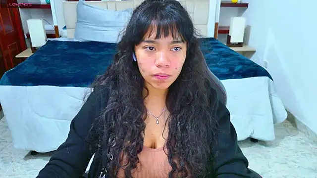 Snapshot of laureentt_ chatting on October 31, 3:07 am laureentt  online show from October 31, 3:07 am