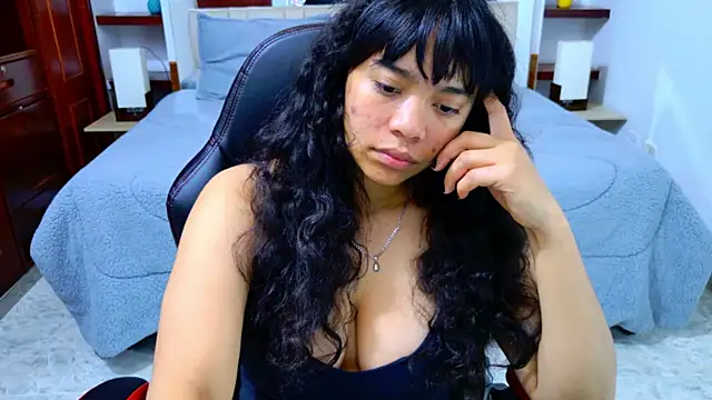 laureentt  online show from November 5, 3:06 am