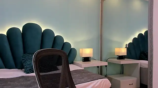 Snapshot of sharlott18 chatting on October 13, 11:43 am sharlott18 online show from October 13, 11:43 am