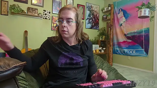 Snapshot of Linzy_19 chatting on November 10, 5:28 am Linzy 19 online show from November 10, 5:28 am