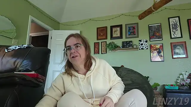 Snapshot of Linzy_19 chatting on November 10, 5:34 pm Linzy 19 online show from November 10, 5:34 pm