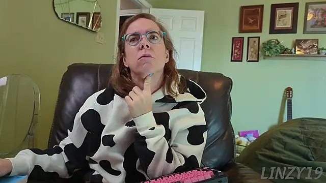 Snapshot of Linzy_19 chatting on November 12, 4:40 pm Linzy 19 online show from November 12, 4:40 pm