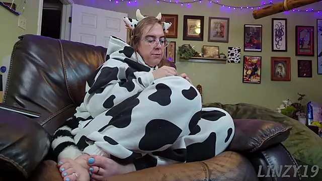 Snapshot of Linzy_19 chatting on November 13, 4:44 am Linzy 19 online show from November 13, 4:44 am