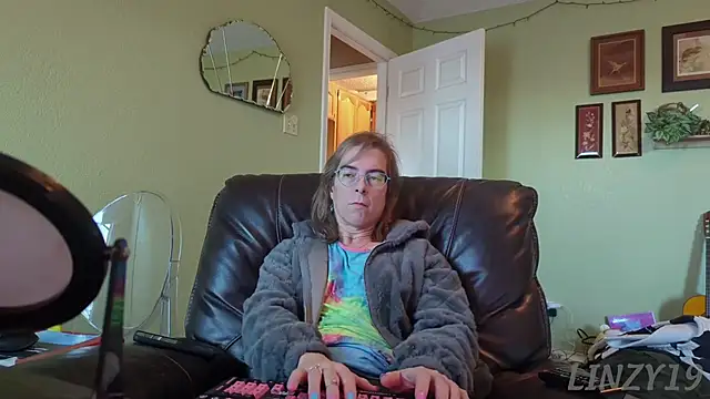 Snapshot of Linzy_19 chatting on November 17, 2:34 pm Linzy 19 online show from November 17, 2:34 pm