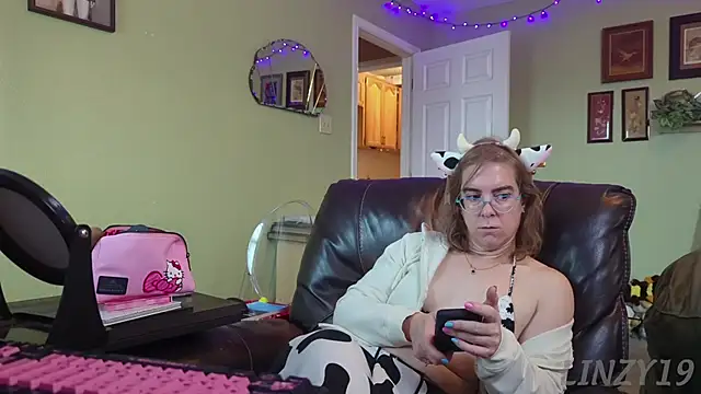 Snapshot of Linzy_19 chatting on November 19, 3:45 pm Linzy 19 online show from November 19, 3:45 pm