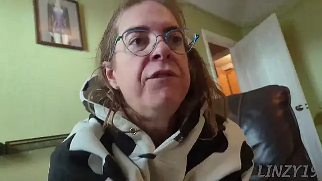 Snapshot of Linzy_19 chatting on December 5, 3:41 pm Linzy 19 online show from December 5, 3:41 pm