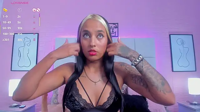 Snapshot of charlotte_kisss chatting on April 14, 6:36 pm charlotte kisss online show from April 14, 6:36 pm