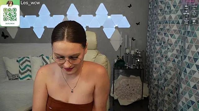 Snapshot of HarleyDeess chatting on February 2, 1:23 am HarleyDeess online show from February 2, 1:23 am