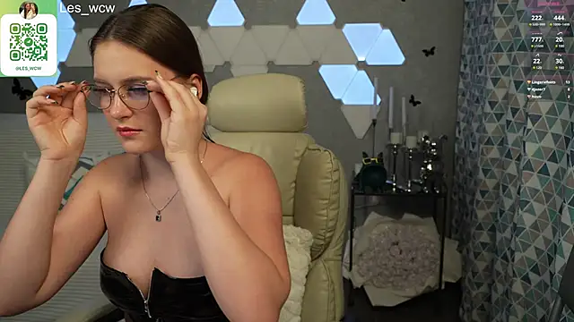 Snapshot of HarleyDeess chatting on February 4, 12:29 am HarleyDeess online show from February 4, 12:29 am