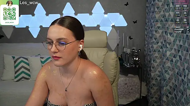 Snapshot of HarleyDeess chatting on February 20, 1:57 am HarleyDeess online show from February 20, 1:57 am