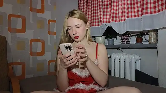 Snapshot of FREYA_- chatting on December 5, 3:30 pm FREYA - online show from December 5, 3:30 pm