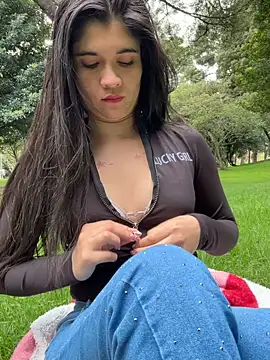 Snapshot of ambar-adaams chatting on June 12, 9:35 pm ambar-adaams online show from June 12, 9:35 pm