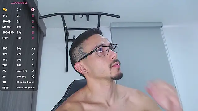 russthiago online show from December 18, 3:44 pm