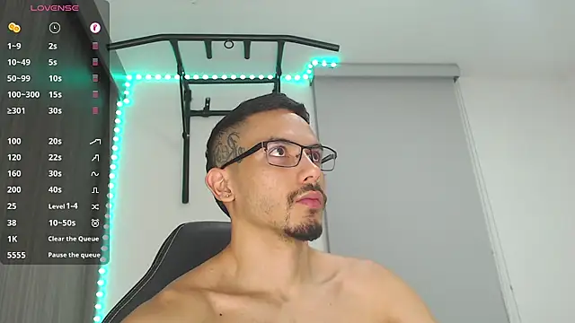 russthiago online show from December 19, 11:14 pm