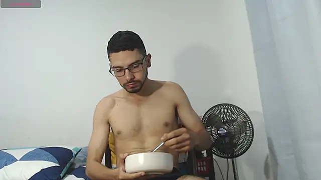 Snapshot of russthiago chatting on January 15, 1:37 pm russthiago online show from January 15, 1:37 pm