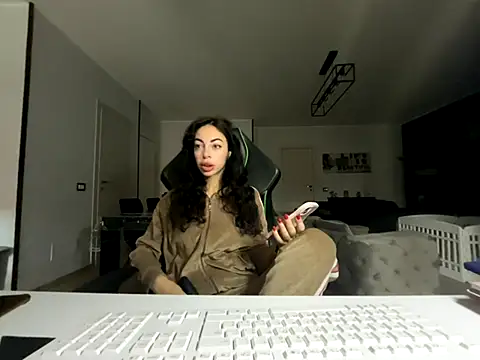 Chloe Ricci online show from December 5, 7:50 am