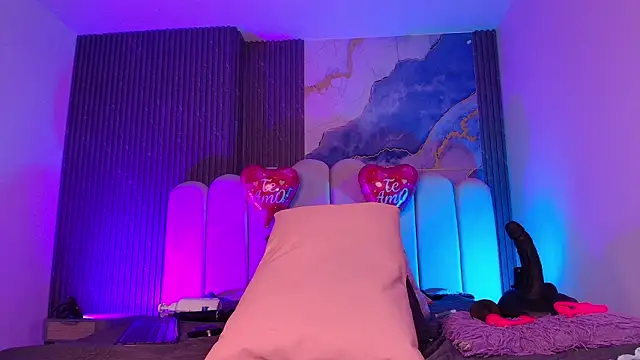 jones maddy  online show from February 17, 12:01 pm