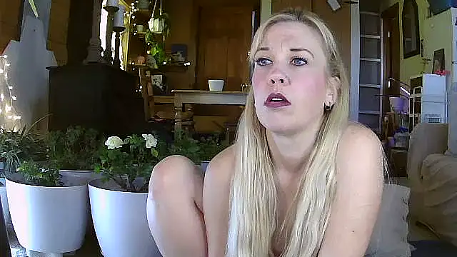 Snapshot of lyra_rose chatting on April 7, 5:57 pm lyra rose online show from April 7, 5:57 pm