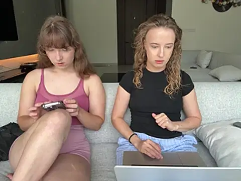 Snapshot of Nura_n_Sarah chatting on March 16, 5:13 am Nura n Sarah online show from March 16, 5:13 am