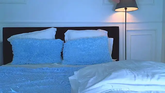 NicoleMarani online show from February 19, 2:44 am