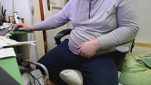 Snapshot of tipko123 chatting on December 20, 7:28 pm tipko123 online show from December 20, 7:28 pm