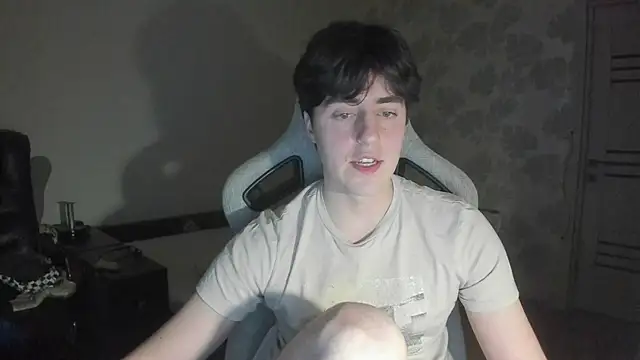 Snapshot of Knuckles17 chatting on April 7, 6:19 pm Knuckles17 online show from April 7, 6:19 pm