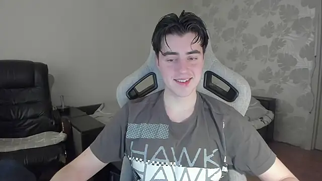 Snapshot of Knuckles17 chatting on May 17, 10:55 am Knuckles17 online show from May 17, 10:55 am