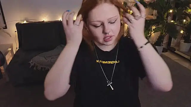 Snapshot of bitchofsun_ chatting on June 20, 4:43 pm bitchofsun online show from June 20, 4:43 pm