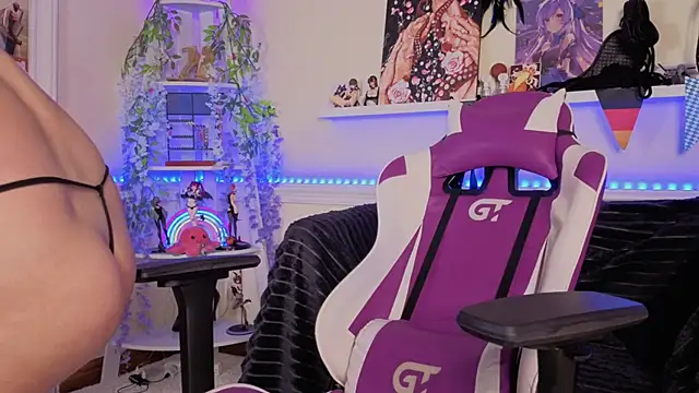 EvaTyrell online show from October 13, 1:00 pm