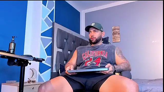 Snapshot of alex_oficial chatting on June 15, 12:24 am alex oficial online show from June 15, 12:24 am